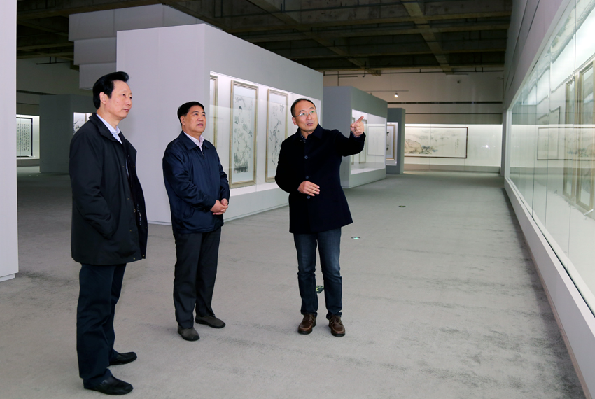 参观范曾艺术馆.jpg
