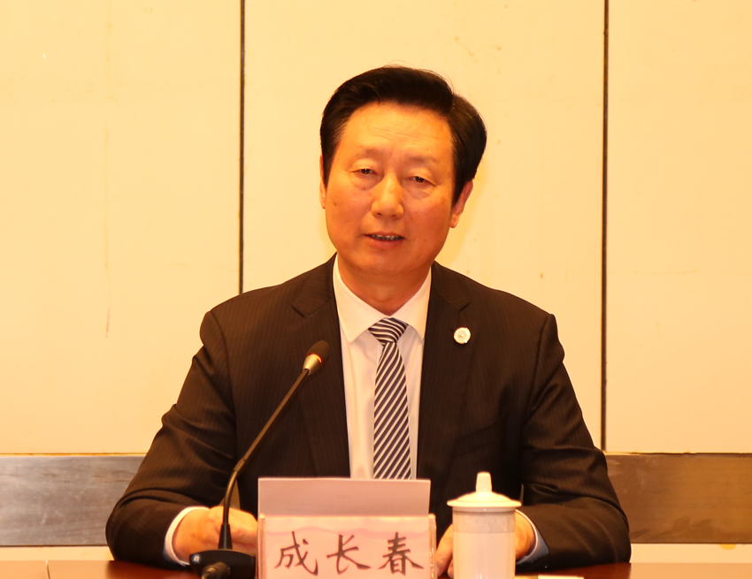 校党委书记成长春主持报告会.jpg